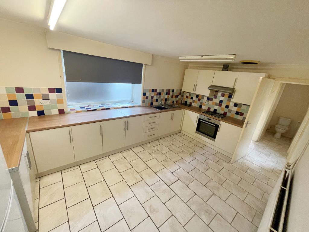 Lot: 60 - LARGE TWO-BEDROOM GROUND FLOOR FLAT - Kitchen with units and tiled floor